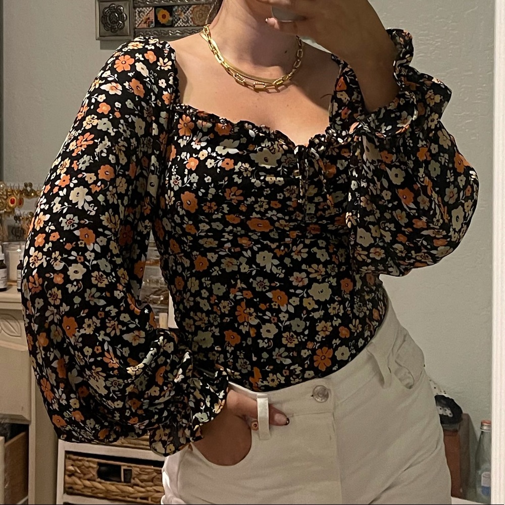 Smocked Off the shoulder long sleeve.